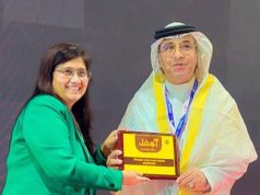 الإعلامي محمد العمري يحصل على الوشاح الذهبي الهندي في معرض الذهب والمجوهرات