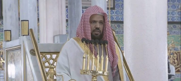 الدكتور أحمد بن علي الحذيفي يؤم المصلين لصلاة الجمعة بالمسجد النبوي الشريف 