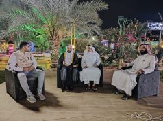 متحف صلح الحديبية يستضيف مجموعة الرحلات السياحية “كشتات 4×4” منصور قريشي :مكة المكرمة :- أستضاف متحف صلح الحديبية بمكة المكرمة يوم السبت الثاني والعشرين من شهر رمضان المبارك 1446 هجرية بحضور رئيس مجلس إدارة المتحف الأستاذ حمود حماد الثبيتي، ومنظم الفعاليات بالمتحف الأستاذ صالح فلاته نخبة من أعضاء مجموعة الرحلات السياحية “كشتات 4×4” بتنسيق الأستاذ عبدالله بنجابي وتم التجول في أقسامه المختلفة من اسطبل الخيول، وقسم الإبل والمسرح والإطلاع على المقتنيات الأثرية به. وعبر الجميع عن سعادتهم بما شاهدوه في المتحف من الأشياء الاثرية والتي تذكرهم بصلح الحديبية وبالأخص في هذا الشهر الكريم شهر رمضان المبارك شهر الخير الذي كان عامراً بالفتوحات والانتصارات للإسلام والمسلمين ومثل هذه الأماكن تذكرنا بتاريخنا العظيم وما تم من عقد صلح الحديبية في هذا المكان المبارك وما عقبه من فتح مكة المكرمة. كما تضمن اللقاء عدد المشاركات والفقرات الهادفة، وما نعيشه من أجواء إيمانية في هذا الشهر الفضيل في وطننا الحبيب المملكة العربية السعودية وفي ظل الأمن والأمان والاستقرار والازدهار في ظل قيادتنا الرشيدة بقيادة خادم الحرمين الشريفين الملك سلمان بن عبدالعزيز وسمو ولي عهده الأمين رئيس مجلس الوزراء صاحب السمو الملكي الأمير محمد بن سلمان بن عبدالعزيز – حفظهما الله – وأيضا التسهيلات الكبيرة والخدمات الجليلة والرعاية الكريمة والجهود العظيمة التي سخرتها حكومتنا الرشيدة – حفظها الله – لتقديم أفضل وارقى الخدمات لضيوف الرحمن والزوار والمعتمرين وقاصدي بيت الله الحرام المتواجدين في هذه الأيام المباركة في وطننا المعطاء – وتناول الجميع طعام الإفطار في جو يملؤه الحب والإخاء. وأعرب الجميع عن بالغ الشكر والتقدير للقائمين على المتحف على حسن الإستقبال وكرم الضيافة.