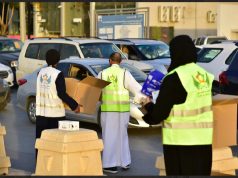 بالتعاون مع المركز الوطني للمسؤولية والدراسات كلنا طموح يشارك في توزيع إفطار الصائمين