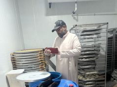 أمانة جدة تتلف500 كيلو مواد غذائية فاسدة داخل سكن مخالف