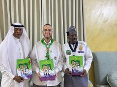 تقلد الوشاح واهدى نسخ من كتابه للفريق “جدو عصام” والقائدة دعاء في ضيافة كشافة شباب مكة