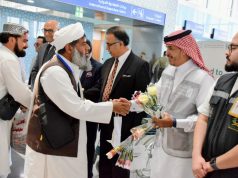مطار الأمير محمد بن عبدالعزيز يستقبل أولى طلائع حجاج باكستان منصور نظام الدين :مكة المكرمة :- أستقبل مطار الأمير محمد بن عبدالعزيز الدولي بالمدينة المنورة، اليوم الثلاثاء الموافق 1 ذو القعدة 1446هـ، أولى طلائع الحجاج القادمين من جمهورية باكستان الإسلامية لأداء مناسك حج هذا العام 1446هـ. وكان في إستقبال الحجاج سعادة سفير جمهورية باكستان لدى المملكة الأستاذ أحمد فاروق، والقنصل العام الباكستاني السيد خالد مجيد، ومدير عام شؤون الحج الباكستاني السيد عبد الوهاب سومرو، ومدير مكتب شؤون الحج الباكستاني في المدينة المنورة السيد ضياء الرحمن، إلى جانب مسؤول وزارة الحج في المدينة السيد أبو هاني، وعدد من المسؤولين. وبلغ عدد الحجاج القادمين في هذه الدفعة 1,373 حاجًا، قدموا من مدن كراتشي وملتان ولاهور وكويتا والعاصمة إسلام أباد، عبر رحلات الخطوط الجوية الباكستانية والخطوط الخاصة يُذكر أن إجمالي عدد الحجاج الباكستانيين المتوقع وصولهم لأداء الحج هذا العام يبلغ نحو 89,000 حاج.