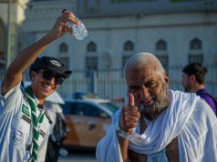 بـــ “رذاذ الرحمة”.. فتية الكشافة يُلطفون الأجواء على الحجيج بإنسانيتهم