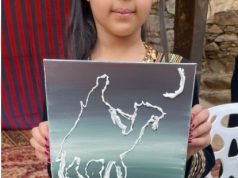 أماني الزهراني تُبدع وتُلهم في ورشة تشكيلية بقرية الموسى التراثية