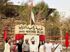 وفد من الصين يقوم بزيارة قرية زايد التراثية في الإمارات