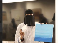 السفير الإعلامي توفيق المورقي والفنانة ايناس سليمان يقيمان ورشة اساسيات الرسم الحر