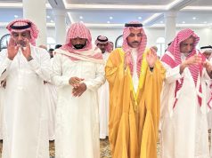 محافظ صبيا يؤدي الصلاة على الموظف السابق بالمحافظة إبراهيم مقنع