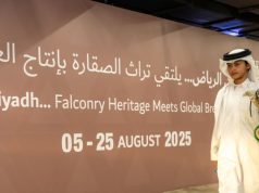 “هجرس” أصغر صقار يخطف الأنظار ويعزز الموروث في المزاد الدولي للصقور 2025