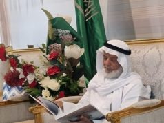 المؤرخ والأديب عبدالله الفيفي يزور قرية جازان التراثية ويتلقى نسخة من كتاب تنمية جازان