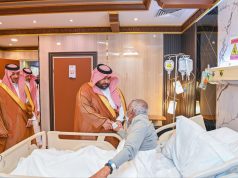 أمير منطقة جازان يطمئن على صحة الأديب إبراهيم مفتاح