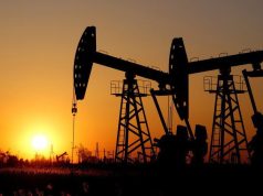 النفط يتراجع بفعل محادثات السلام في أوكرانيا وبيانات صينية ضعيفة