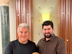 مؤيد محجوب يُقدّم هدية تذكارية لرئيس نادي برشلونة خلال زيارته إلى جدة