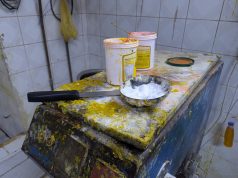 أمانة جدة تُغلق معمل حلويات مخالف داخل استراحة وتُتلف 8 أطنان مواد غذائية