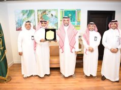 مدير عام التعليم بمنطقة مكة المكرمة يكرم الأستاذ عبدالله بابكور لجهوده في مجال التعليم خلال مسيرته العملية