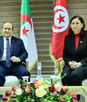 الوزير الأول الجزائري يعقد جلسة ثنائية مع رئيسة الحكومة التونسية