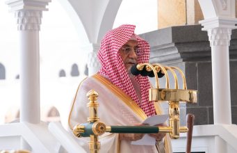 بن حميد يؤم المصلين لصلاة الجمعة بالمسجد الحرام