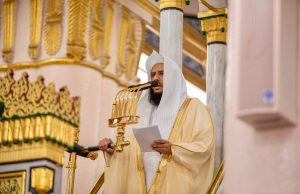 المهنا يؤم المصلين لصلاة الجمعة بالمسجد النبوي
