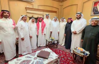 نادي أثر الثقافي يزور شاكر العليو ويمنحه العضوية الذهبية تقديرًا لجهوده