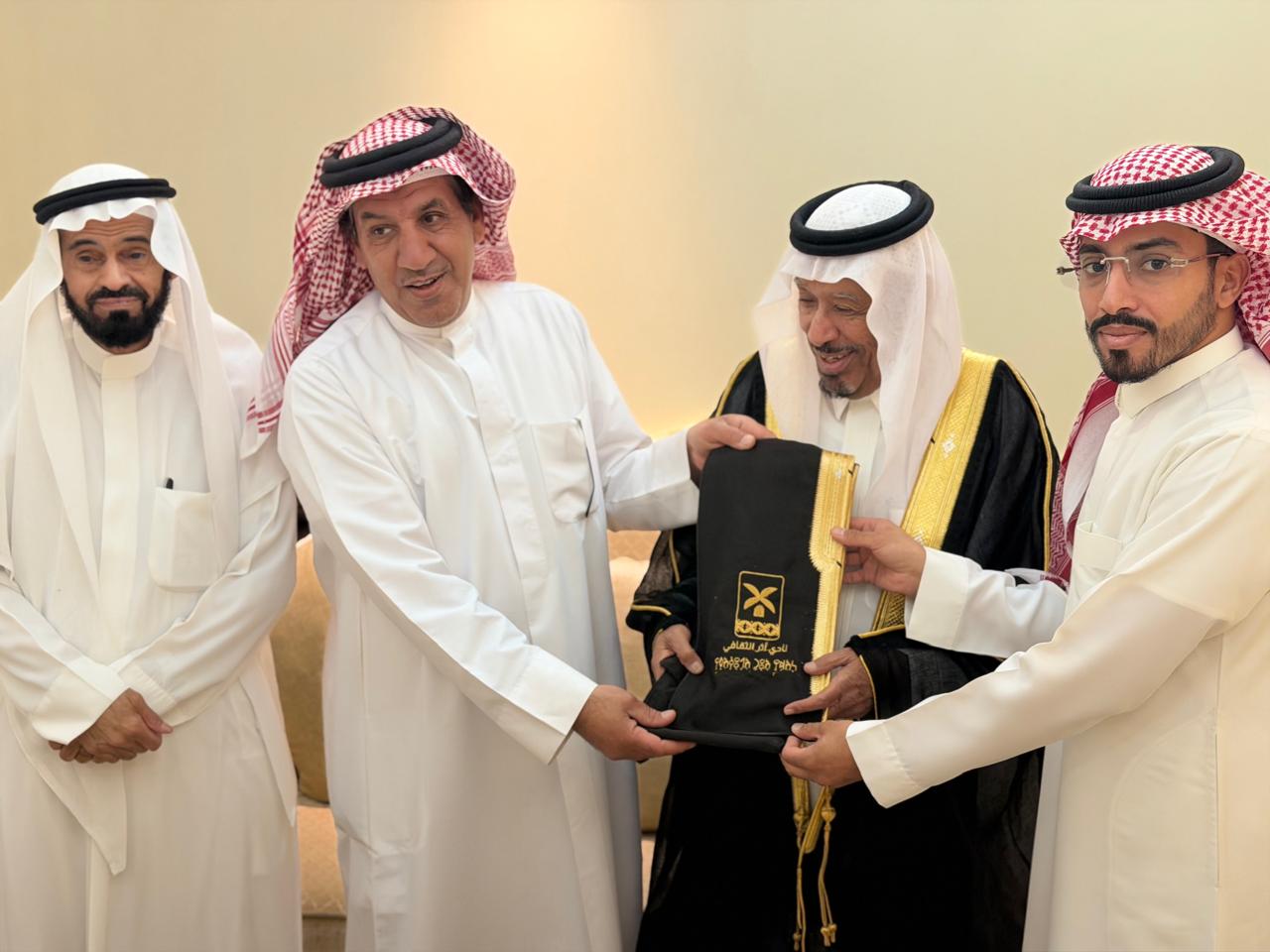 المؤرخ يوسف بن فهد الهلال… الوفاء للمكان يتجلّى في زيارة نادي أثر الثقافي لمجلسة العامر