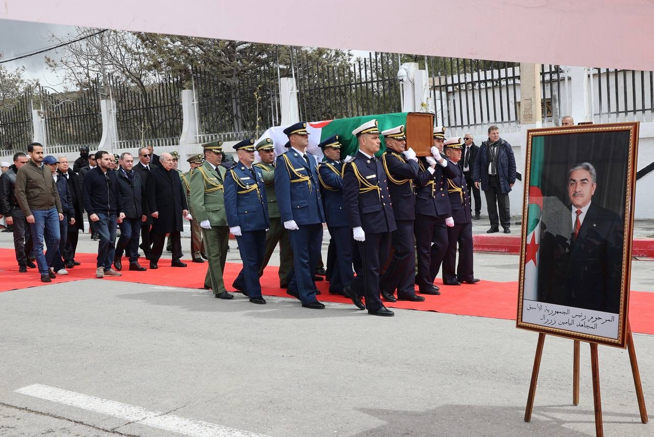 الجزائر تودّع رجل المواقف… جنازة رسمية مهيبة للرئيس الأسبق اليامين زروال..