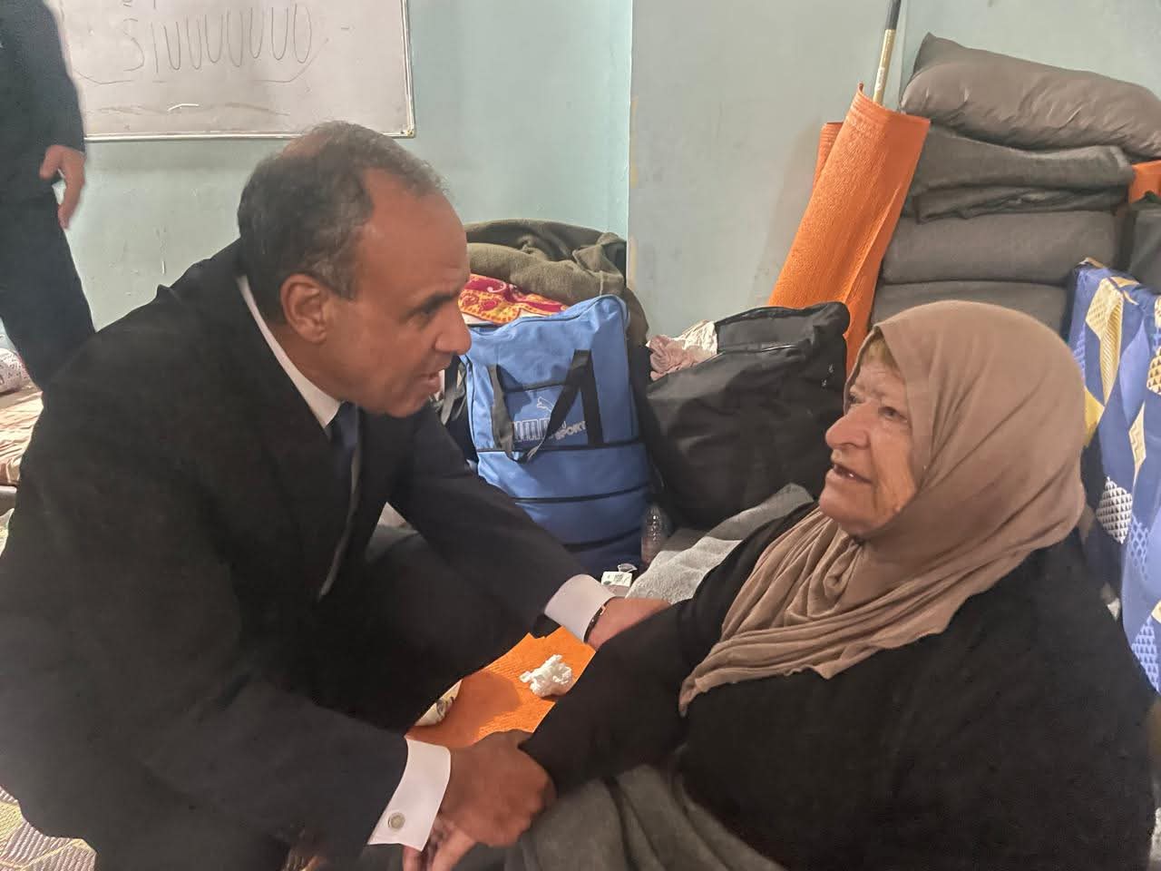 وزير الخارجية يزور أحد مركز الإيواء خلال زيارته إلى لبنان