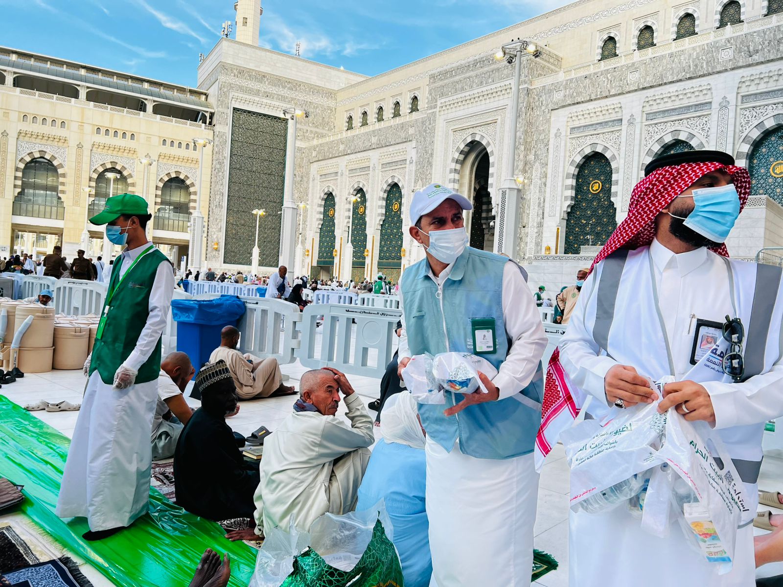 بيئة مكة و«استدامة» توزّعان 2000 وجبة إفطار لضيوف الرحمن