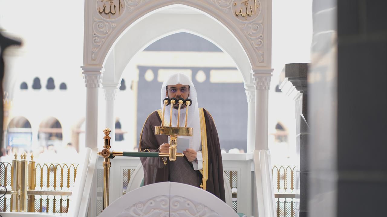 الدوسري يؤم المصلين لصلاة الجمعة بالمسجد الحرام