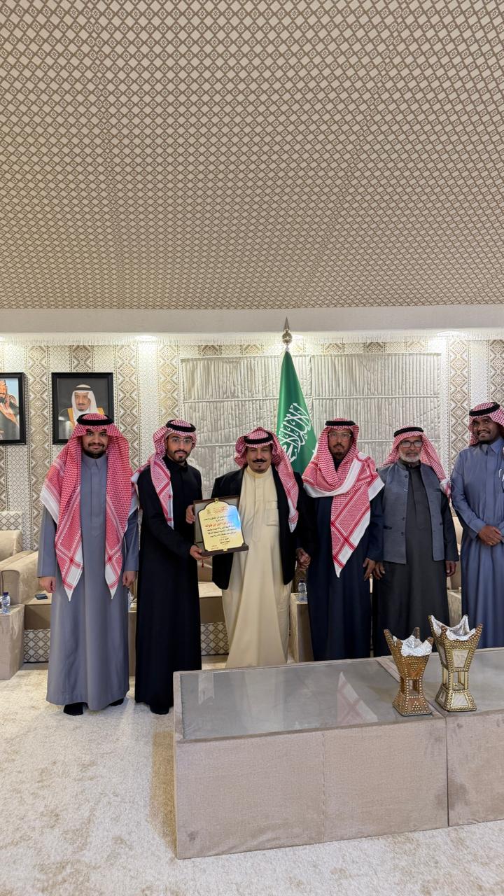 زيارة مجلس إدارة نادي أثر الثقافي للشيخ صنيتان بن دخيل ابن طواله وتكريمه بالعضوية الذهبية