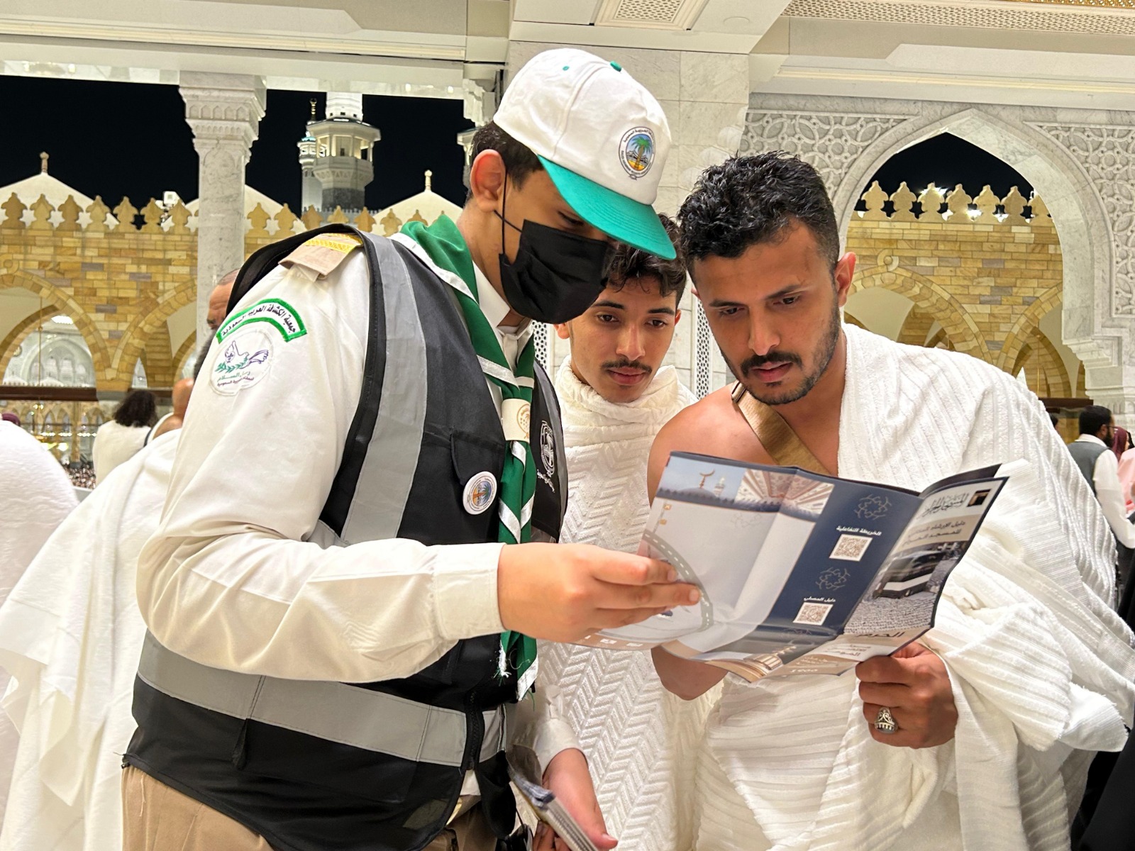 الكشافة يفعّلون مهارات قراءة الخرائط لإرشاد ضيوف الرحمن في المسجد الحرام