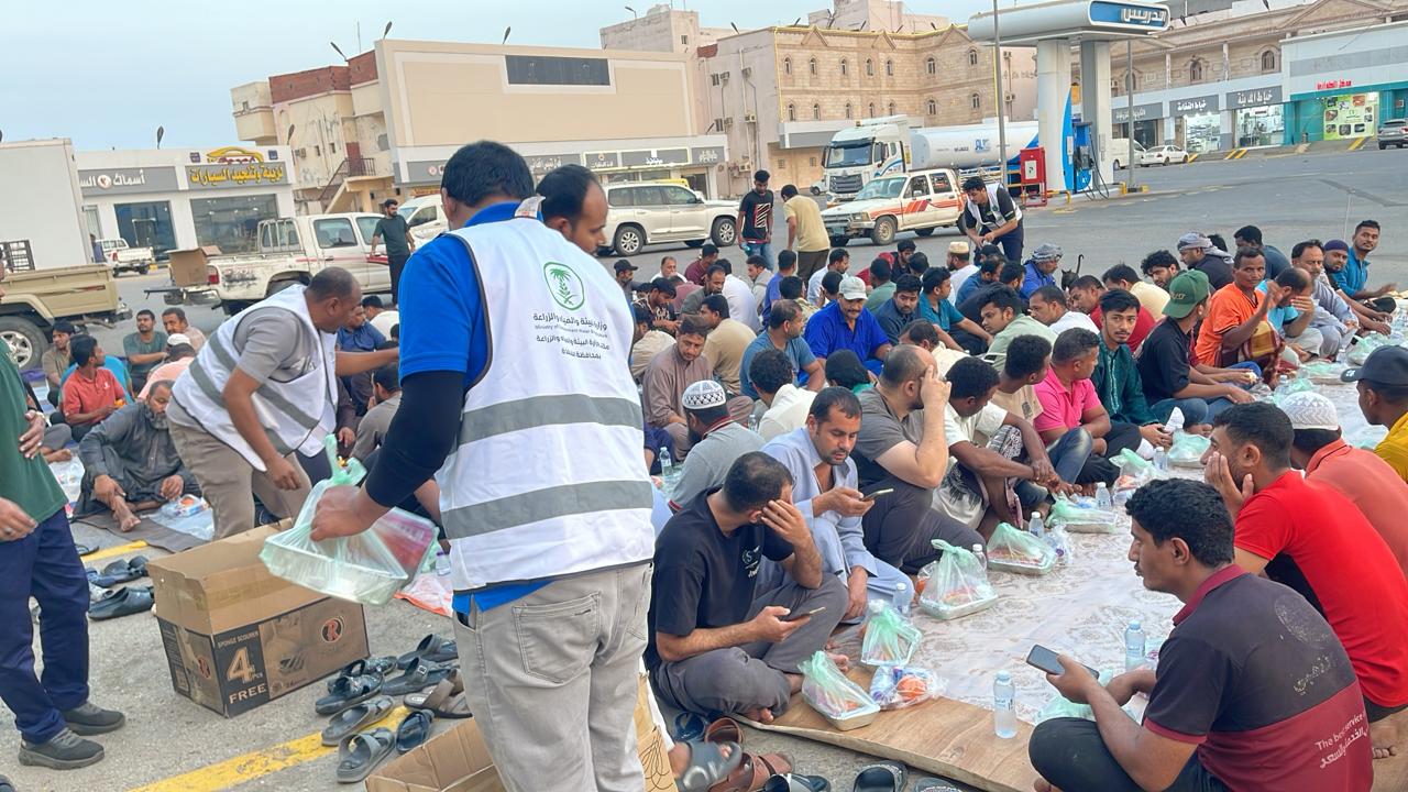 ‏بيئة القنفذة تنفّذ مبادرة “إفطار صائم” لتعزيز روح التكافل خلال شهر رمضان