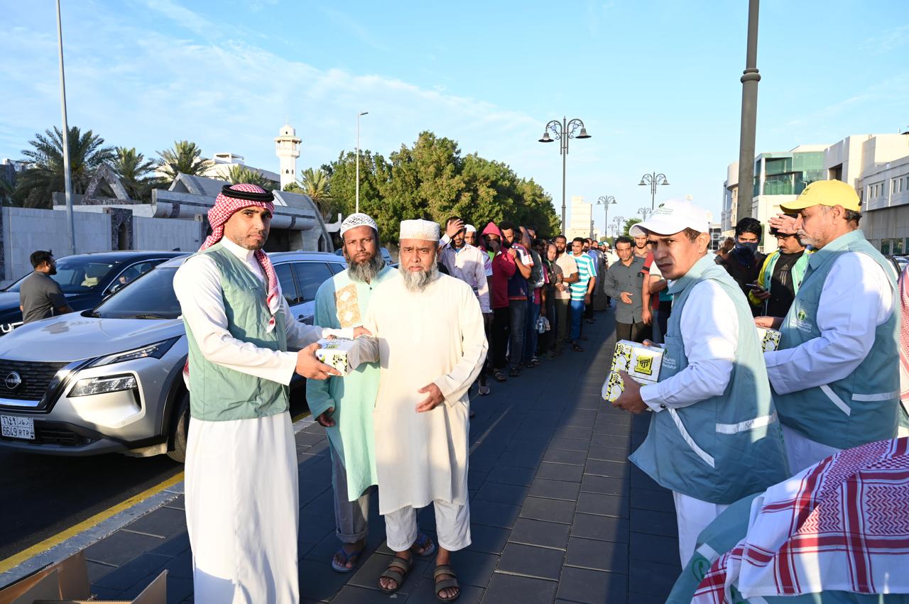 ‏بيئة مكة تنفذ مبادرة “فكة ريق” لتوزيع وجبات إفطار صائم في جدة