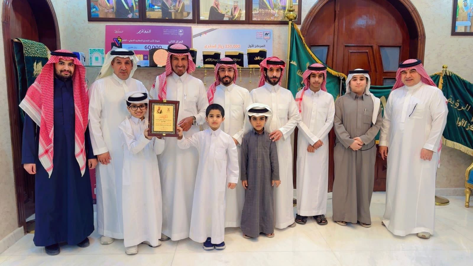 مجلس إدارة نادي أثر الثقافي يزور رجل الأعمال مشبب بن فياض الحراجين ويكرّمه بدرع النادي