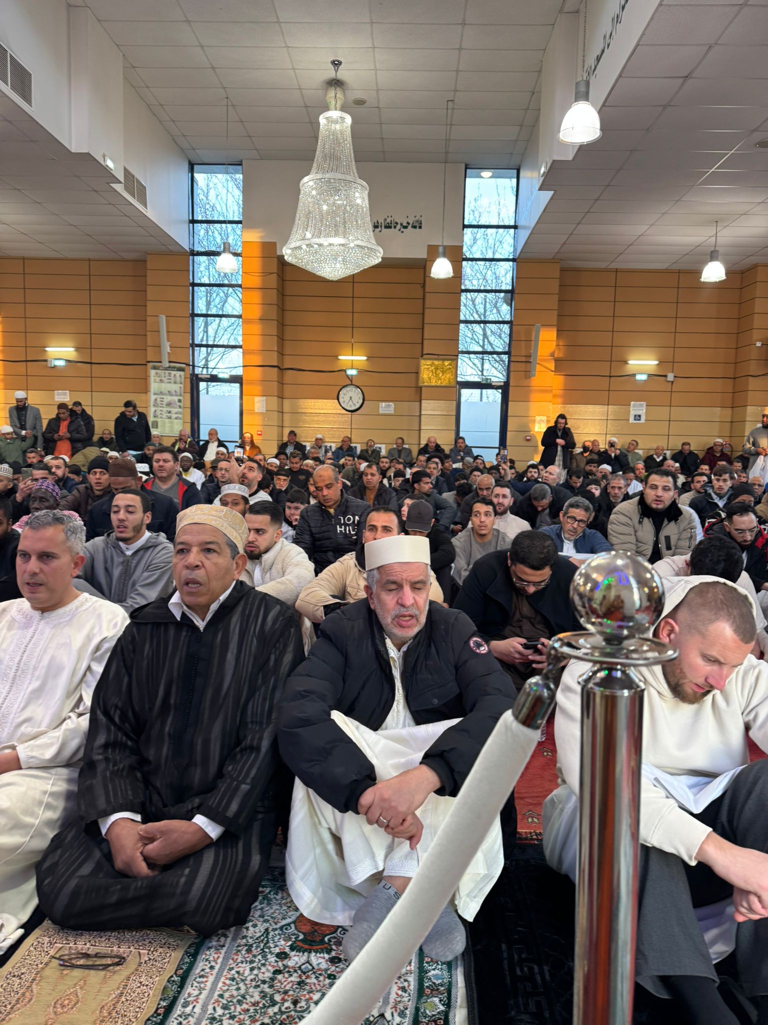 المسلمون بمدينة درانسي شمال باريس يؤدون صلاة العيد