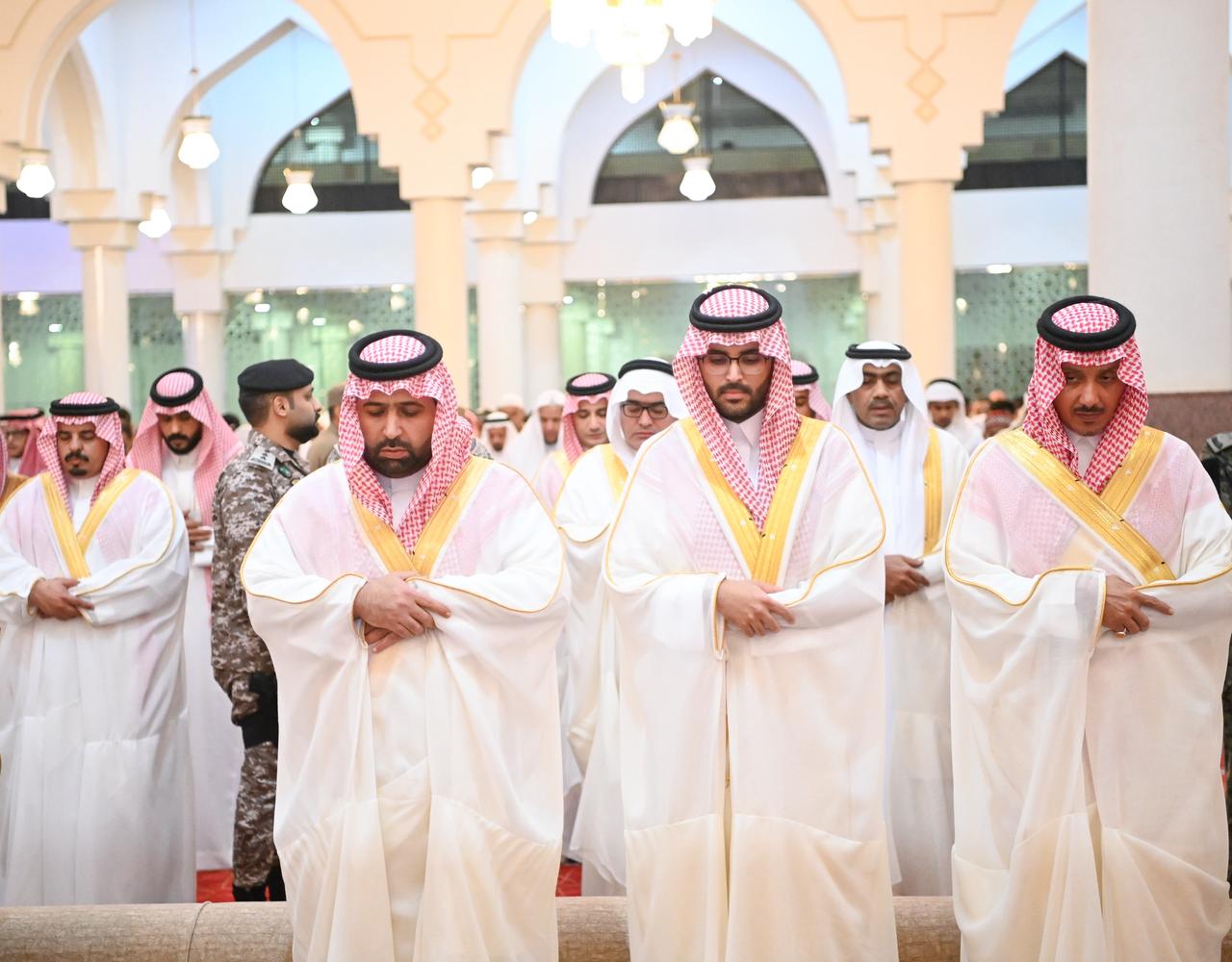 أمير منطقة جازان يؤدي صلاة عيد الفطر