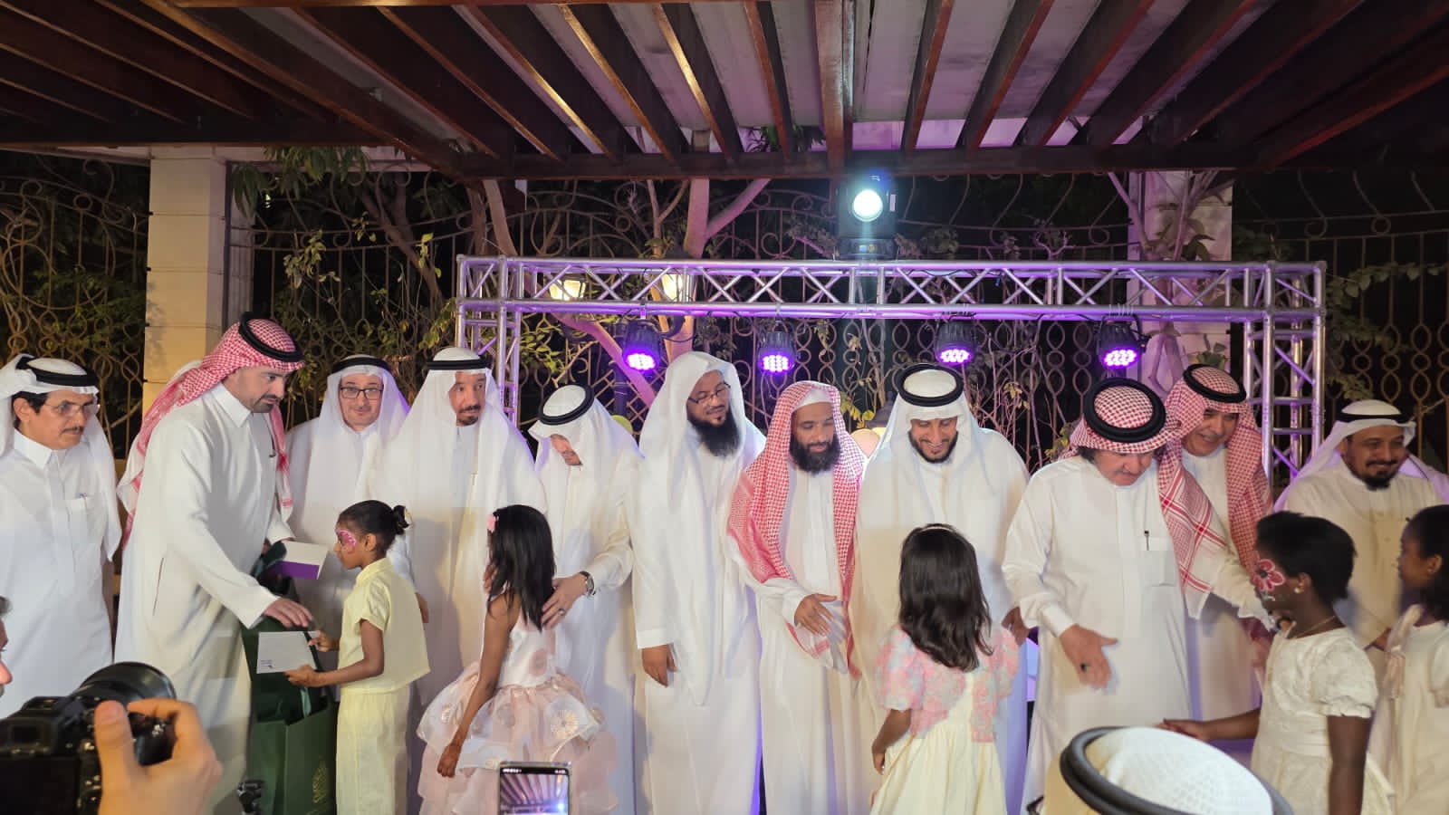 حفل معايدة الأيتام في عدد من الجمعيات في ديوانية الراجحي 