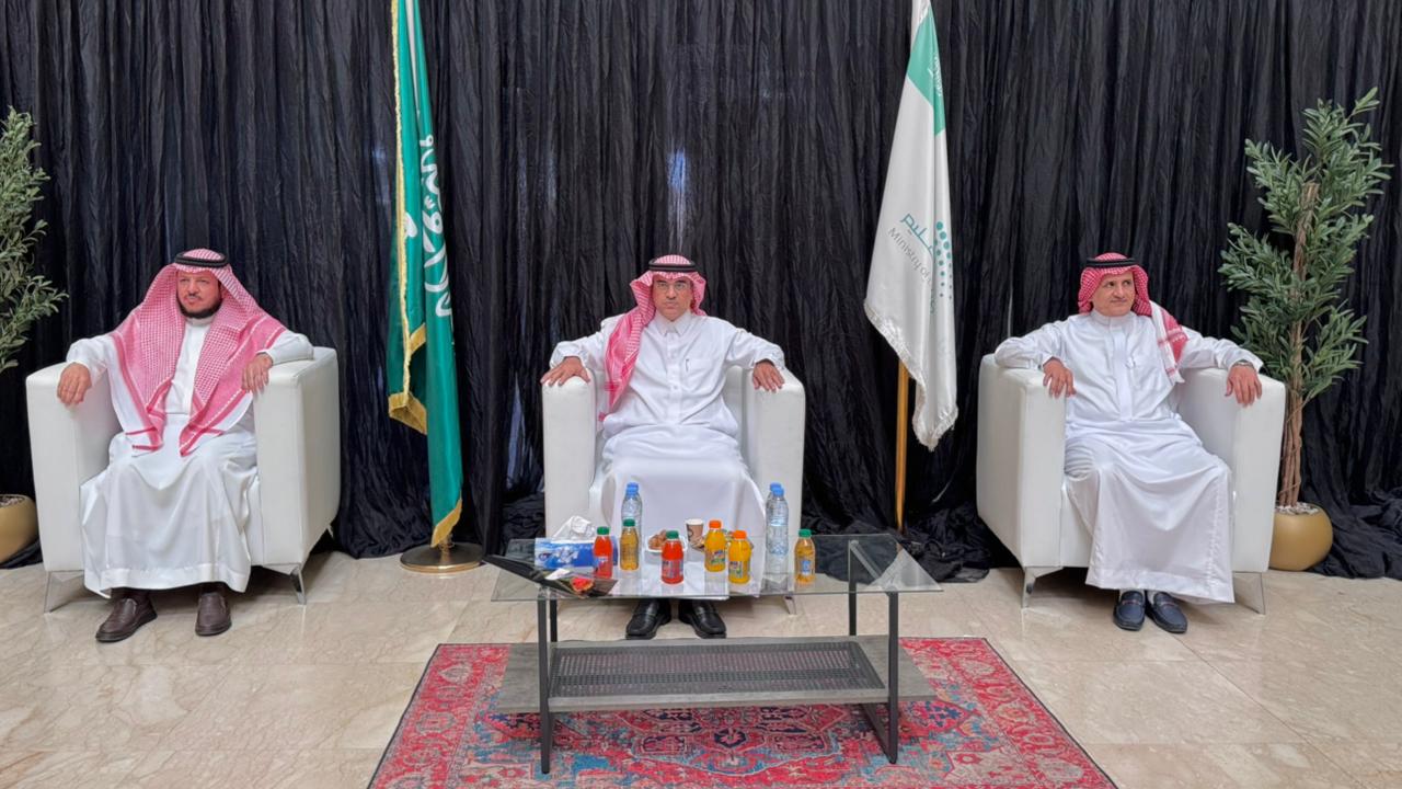 الإدارة العامة للتعليم بمحافظة الطائف تعايد منسوبيها 