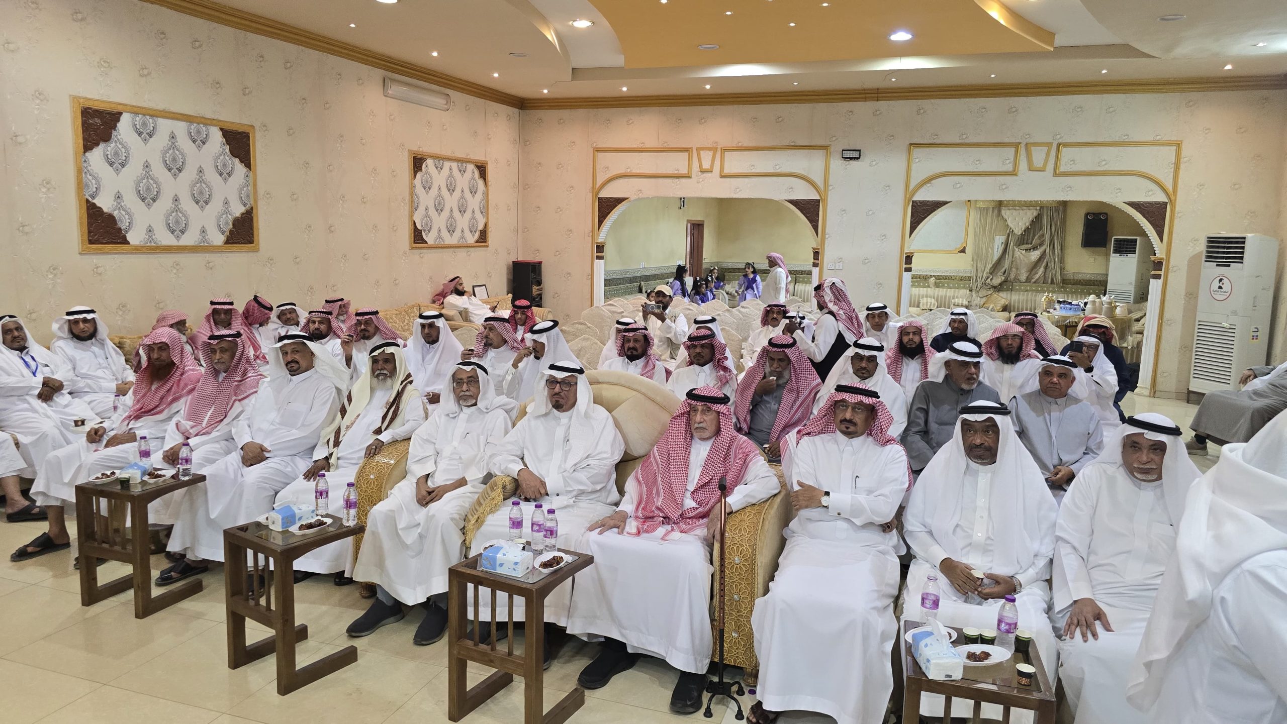 أبوعريش تحتفي ببهجة العيد .. جمعية المتقاعدين ترسم لوحة وفاء تجمع الأجيال في عيد الفطر 1447هـ