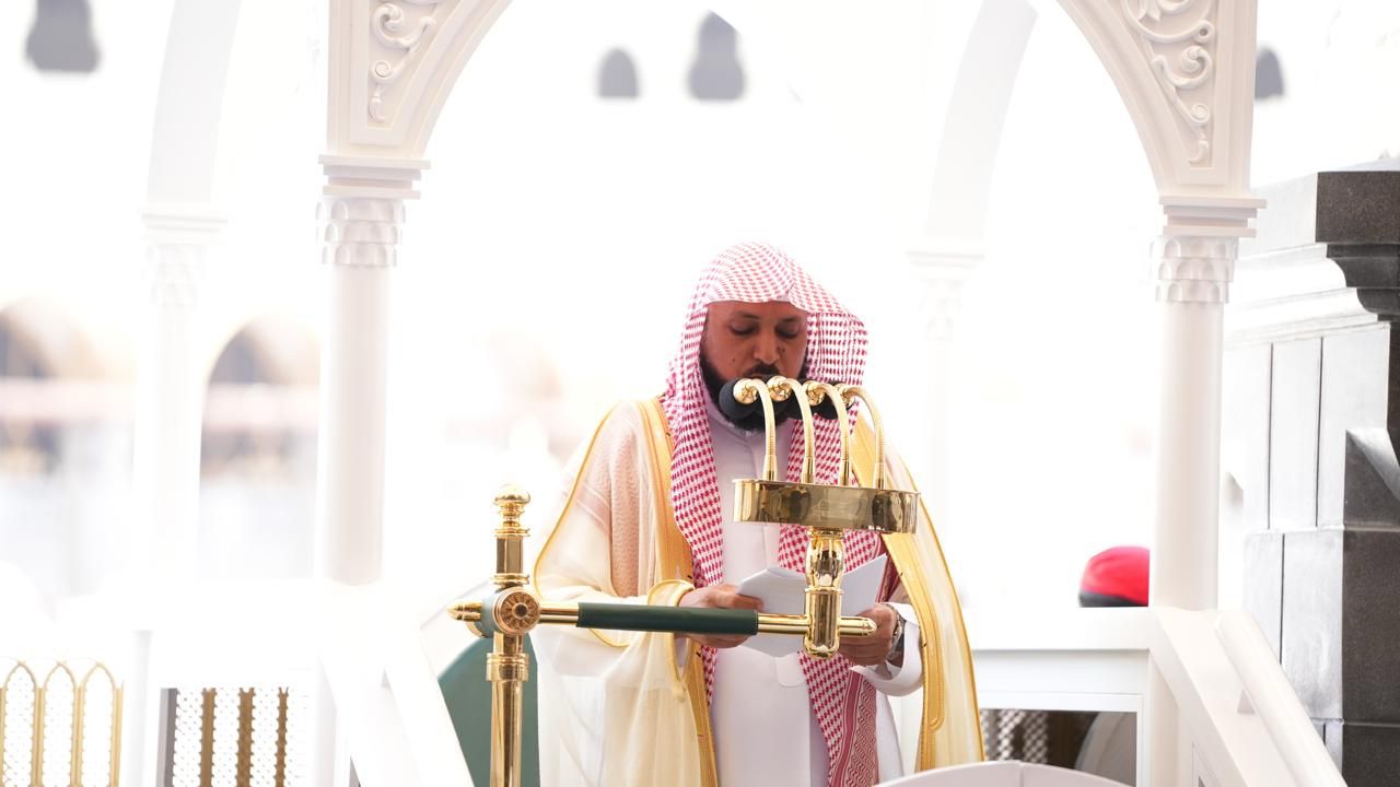 المعيقلي يؤم المصلين لصلاة الجمعة بالمسجد الحرام