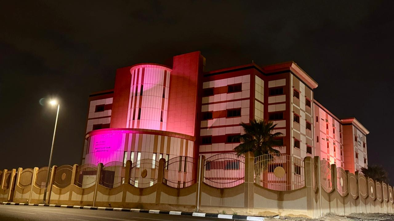 مباني إدارة تعليم الطائف ومدارسها تتوشح اللون الوردي  تزامناً مع الملتقى العالمي للورد 