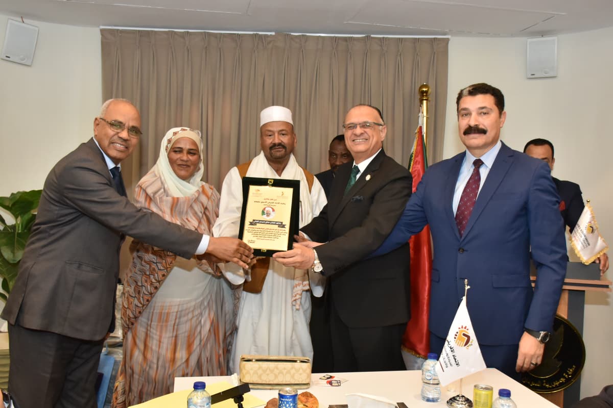 تكريم د.حسام درويش تتويج ولاية البحر الأحمر السودانية بالدرع الذهبي الدولي كعاصمة للكنوز السياحية غير المكتشفة