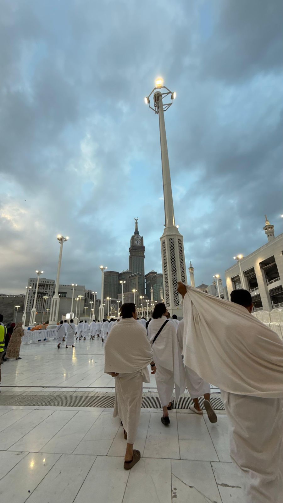 أ. فهد العبيد يتكفّل برحلة عمرة لعدد من المعتمرين من دول عربية مختلفة على نفقته الخاصة