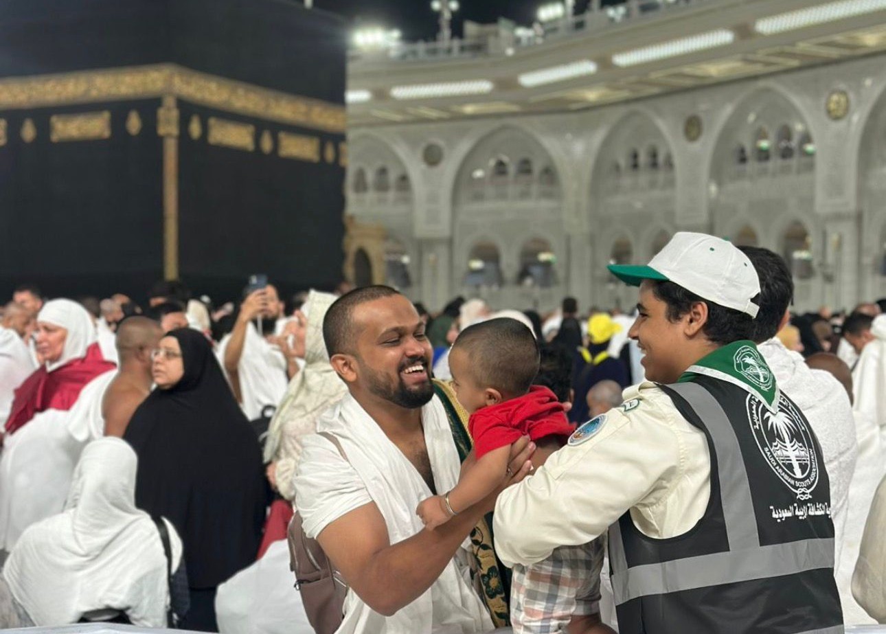 في حضن الكشافة.. أطفال المعتمرين يجدون الأمان بين أيدي فتيان الوطن بالحرم المكي