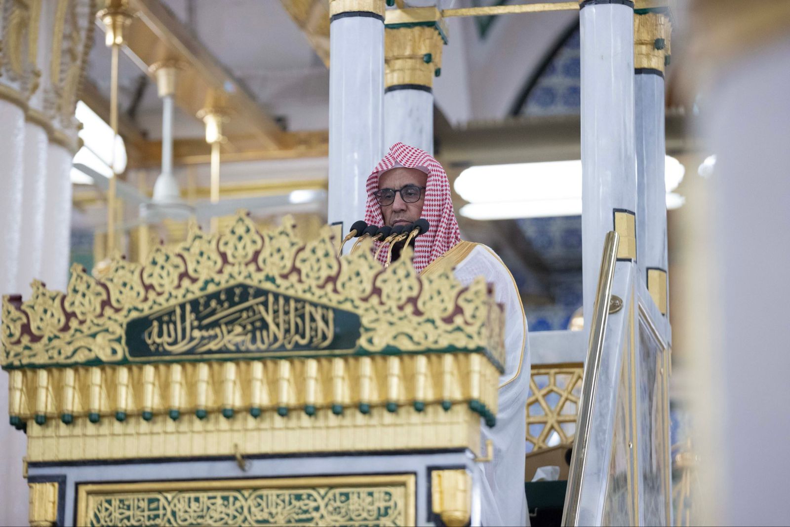 ال الشيخ يؤم المصلين لصلاة الجمعة بالمسجد النبوي