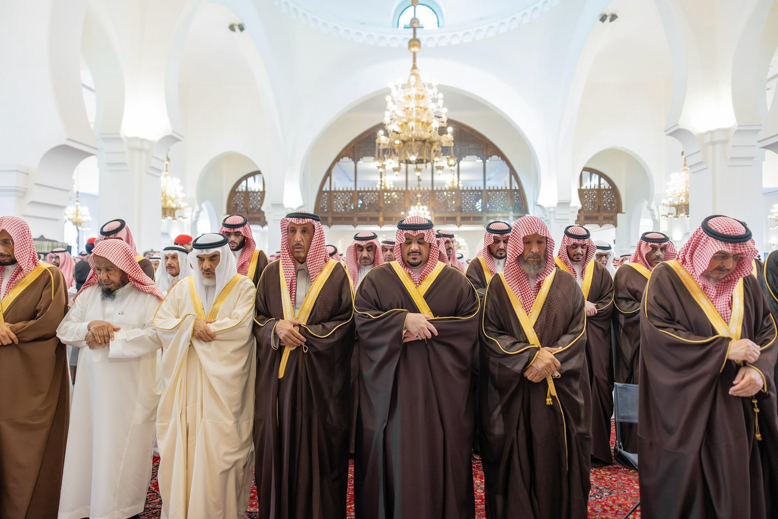 ‏الأمير محمد بن عبدالرحمن بن عبدالعزيز آل سعود نائب امير مدينة الرياض يؤدي صلاة الميت على رجل الاعمال حمدبن عبدالعزيز الجميح