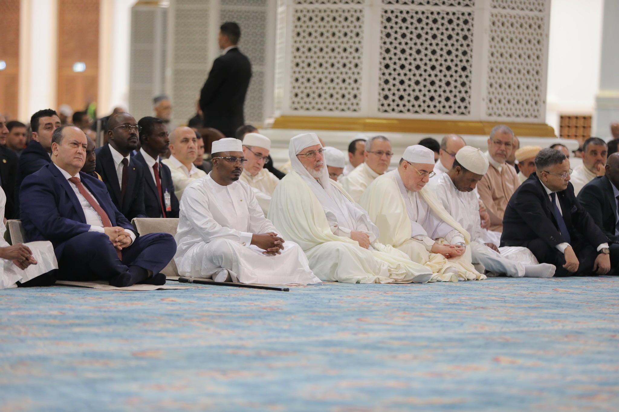 الرئيس التشادي يؤدي صلاة الجمعة بجامع الجزائر