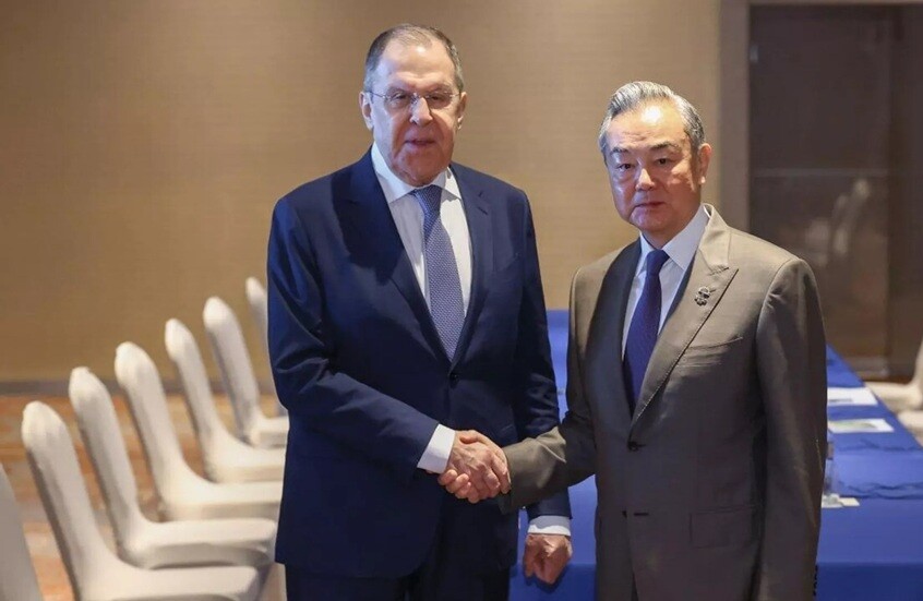 وانغ يي: الصين مستعدة للتعاون مع روسيا من أجل خفض التصعيد في الشرق الأوسط