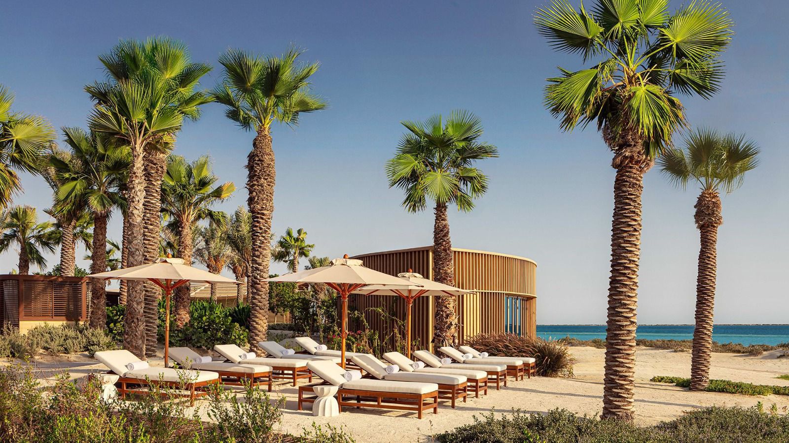 أجواء معتدلة وتجارب بحرية مستمرة شواطئ المملكة تواصل تقديم “بحر” من الخيارات