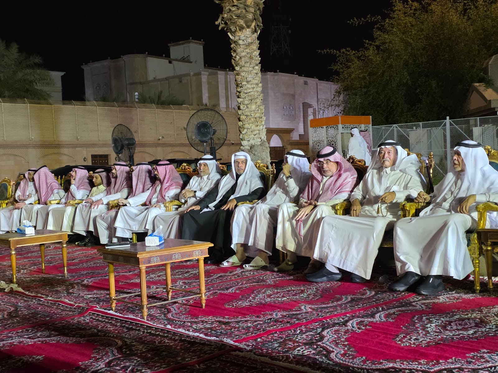 أصحاب المعالي والفضيلة والمشائخ يقدمون واجب العزاء والمواساة لال طلب وال سندي 