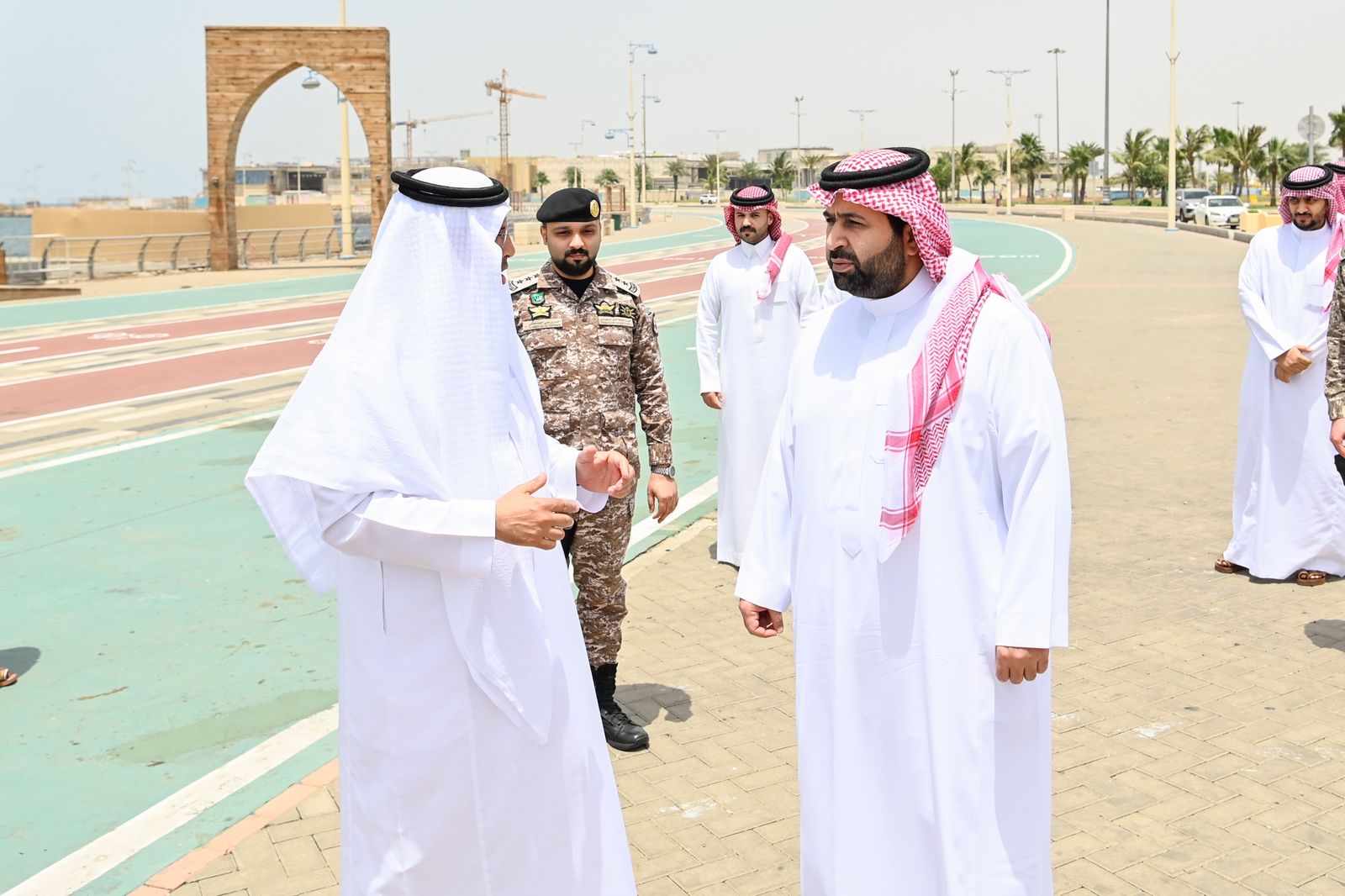 أمير جازان يتفقد الواجهة البحرية 